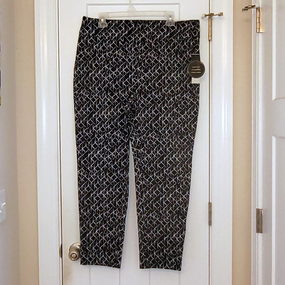 Larry Levine, NWT, Pull on, slim fit, ankle length slacks. Size 18.